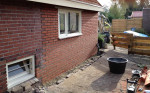 Nieuwe muur vervangt de verzakte en scheve oude muur